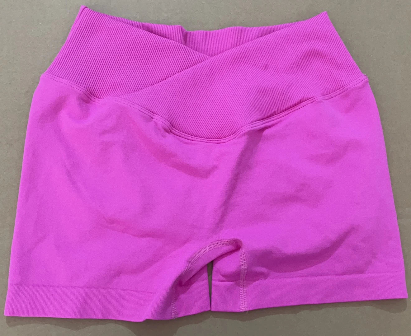 Ribbed Seamless V~Cut Scrunch Back Short’s/Quick Dry Lightweight Fitness/ Spandex/Nylon Running Clothes Soft Fit.