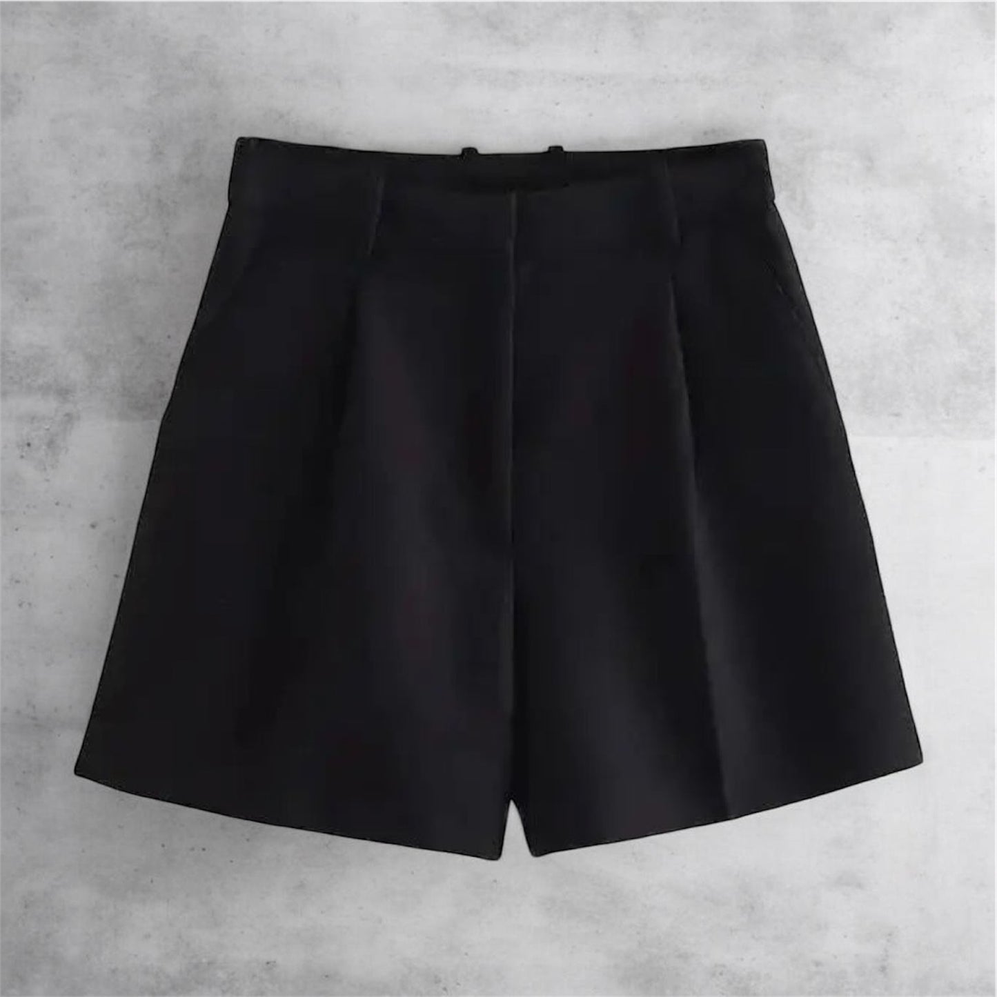 Timeless Tailored Bermuda Shorts – High-Waist Elegant Fit