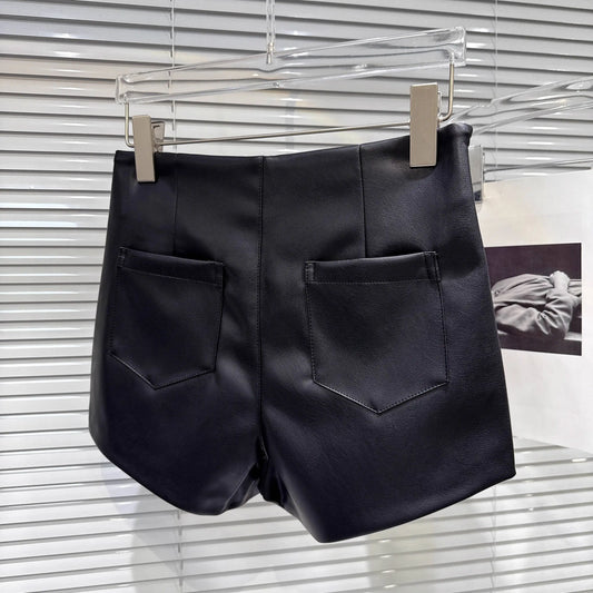DEAT 2025 Autumn Women’s V-Waist PU Leather Shorts – Casual Trendy Solid Color Hot Pants, Versatile Slim Fit, Fall Street Style 11A0621