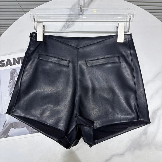 DEAT 2025 Autumn Women’s V-Waist PU Leather Shorts – Casual Trendy Solid Color Hot Pants, Versatile Slim Fit, Fall Street Style 11A0621