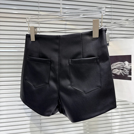 DEAT 2025 Autumn Women’s V-Waist PU Leather Shorts – Casual Trendy Solid Color Hot Pants, Versatile Slim Fit, Fall Street Style 11A0621