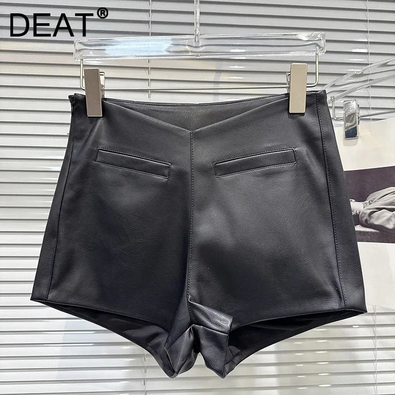 DEAT 2025 Autumn Women’s V-Waist PU Leather Shorts – Casual Trendy Solid Color Hot Pants, Versatile Slim Fit, Fall Street Style 11A0621