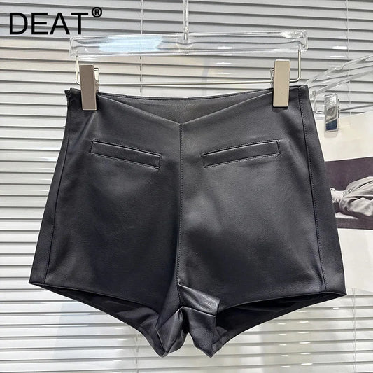 DEAT 2025 Autumn Women’s V-Waist PU Leather Shorts – Casual Trendy Solid Color Hot Pants, Versatile Slim Fit, Fall Street Style 11A0621