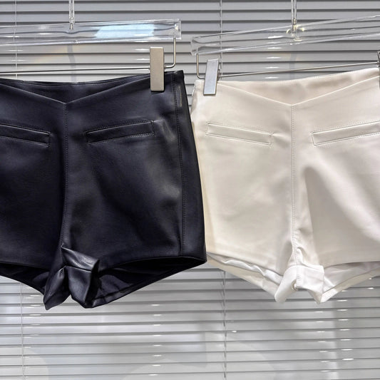 DEAT 2025 Autumn Women’s V-Waist PU Leather Shorts – Casual Trendy Solid Color Hot Pants, Versatile Slim Fit, Fall Street Style 11A0621