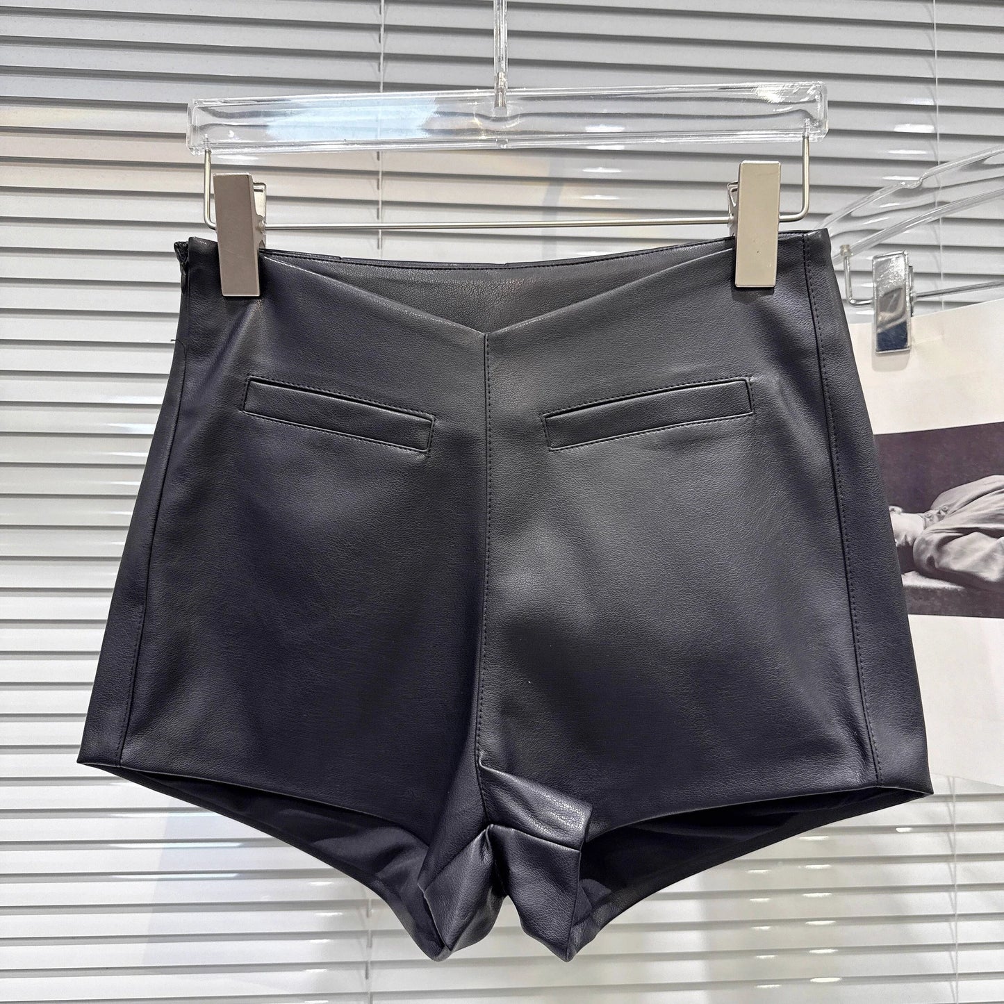 DEAT 2025 Autumn Women’s V-Waist PU Leather Shorts – Casual Trendy Solid Color Hot Pants, Versatile Slim Fit, Fall Street Style 11A0621