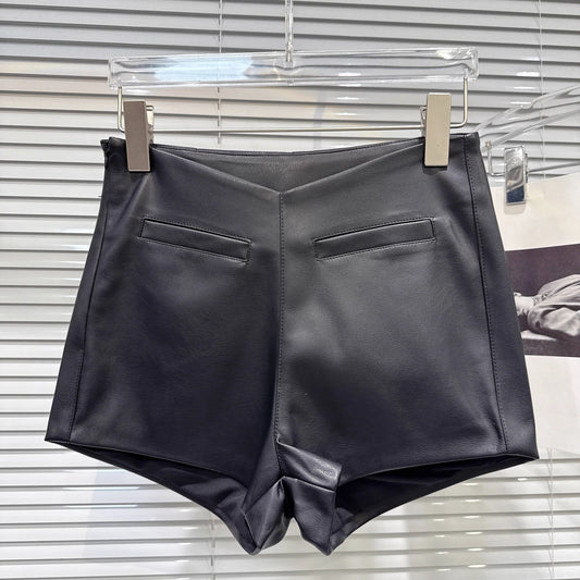 DEAT 2025 Autumn Women’s V-Waist PU Leather Shorts – Casual Trendy Solid Color Hot Pants, Versatile Slim Fit, Fall Street Style 11A0621