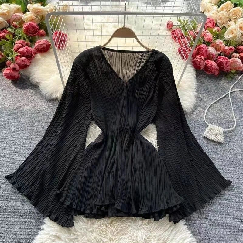 Pullover V~Neck Blouse/Black/White /Women Design Flared Sleeves/Pleated Blouses/Women’s Chic Loose Fitted.