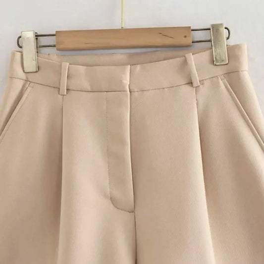 Timeless Tailored Bermuda Shorts – High-Waist Elegant Fit