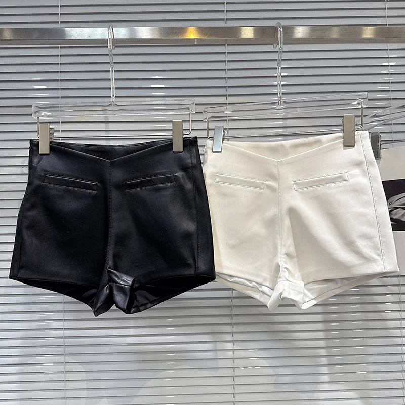 DEAT 2025 Autumn Women’s V-Waist PU Leather Shorts – Casual Trendy Solid Color Hot Pants, Versatile Slim Fit, Fall Street Style 11A0621