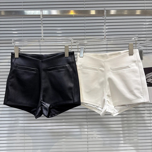 DEAT 2025 Autumn Women’s V-Waist PU Leather Shorts – Casual Trendy Solid Color Hot Pants, Versatile Slim Fit, Fall Street Style 11A0621