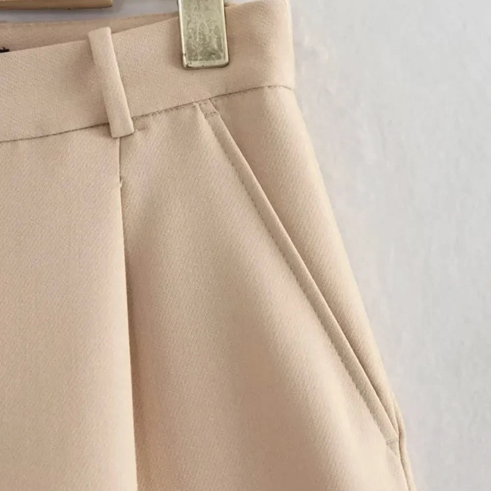 Timeless Tailored Bermuda Shorts – High-Waist Elegant Fit