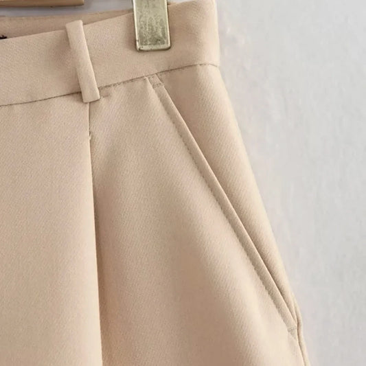 Timeless Tailored Bermuda Shorts – High-Waist Elegant Fit