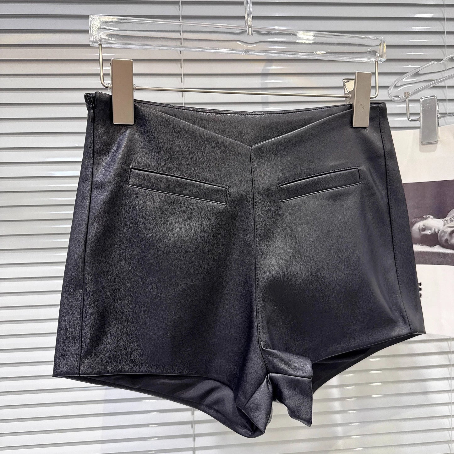 DEAT 2025 Autumn Women’s V-Waist PU Leather Shorts – Casual Trendy Solid Color Hot Pants, Versatile Slim Fit, Fall Street Style 11A0621